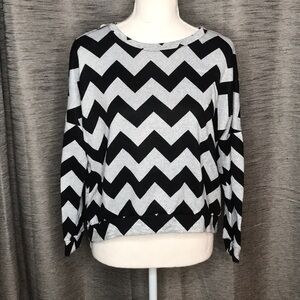 RUE 21 CHEVRON BLACK GRAY SWEATER CROCHET BACKSIDE SIZE SMALL